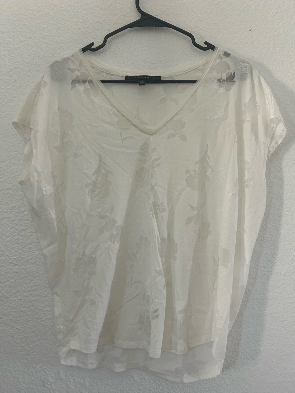 White House Black Market Women's White Floral Jacquard V-Neck Tee